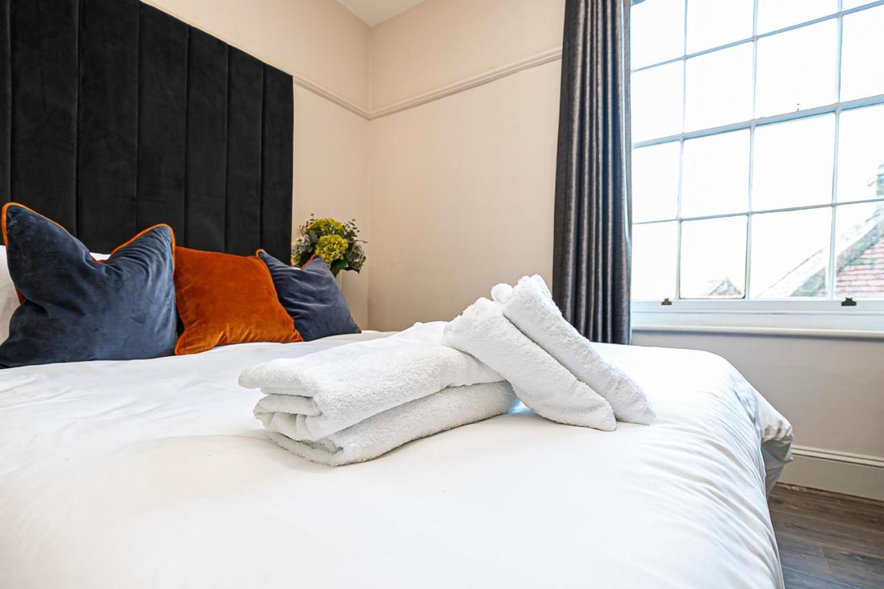 Pages Hotel And Guesthouse Harlow Eksteriør billede