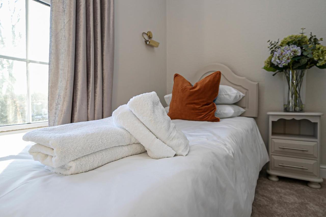 Pages Hotel And Guesthouse Harlow Eksteriør billede
