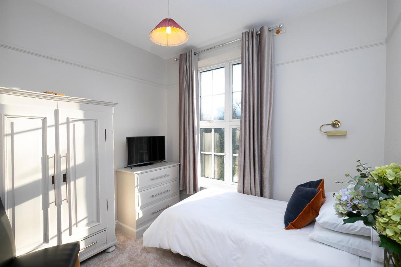 Pages Hotel And Guesthouse Harlow Eksteriør billede