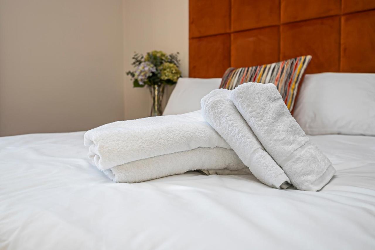 Pages Hotel And Guesthouse Harlow Eksteriør billede