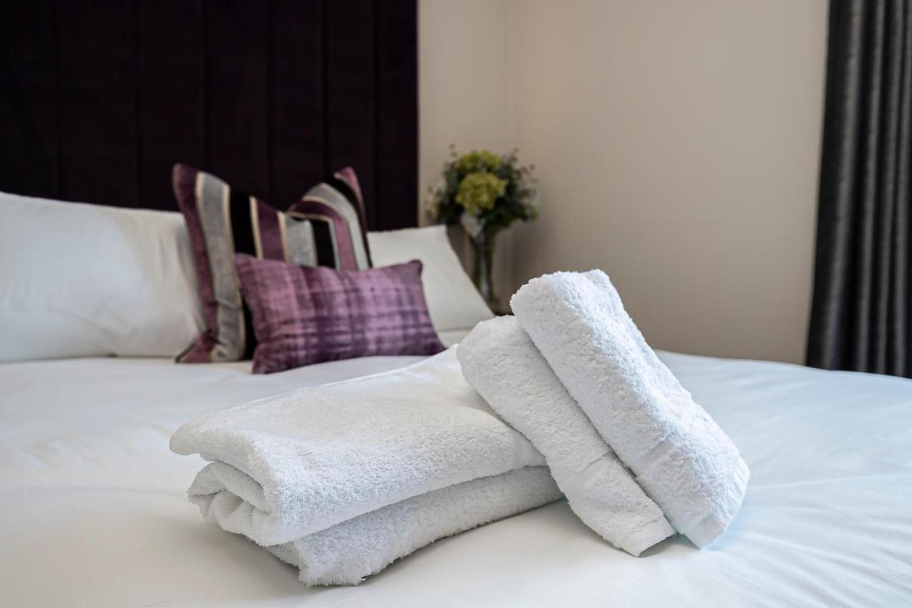 Pages Hotel And Guesthouse Harlow Eksteriør billede