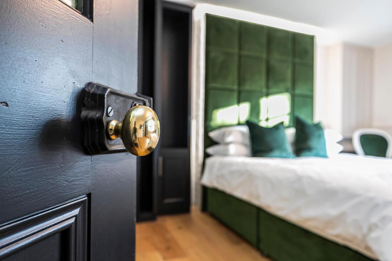 Pages Hotel And Guesthouse Harlow Eksteriør billede